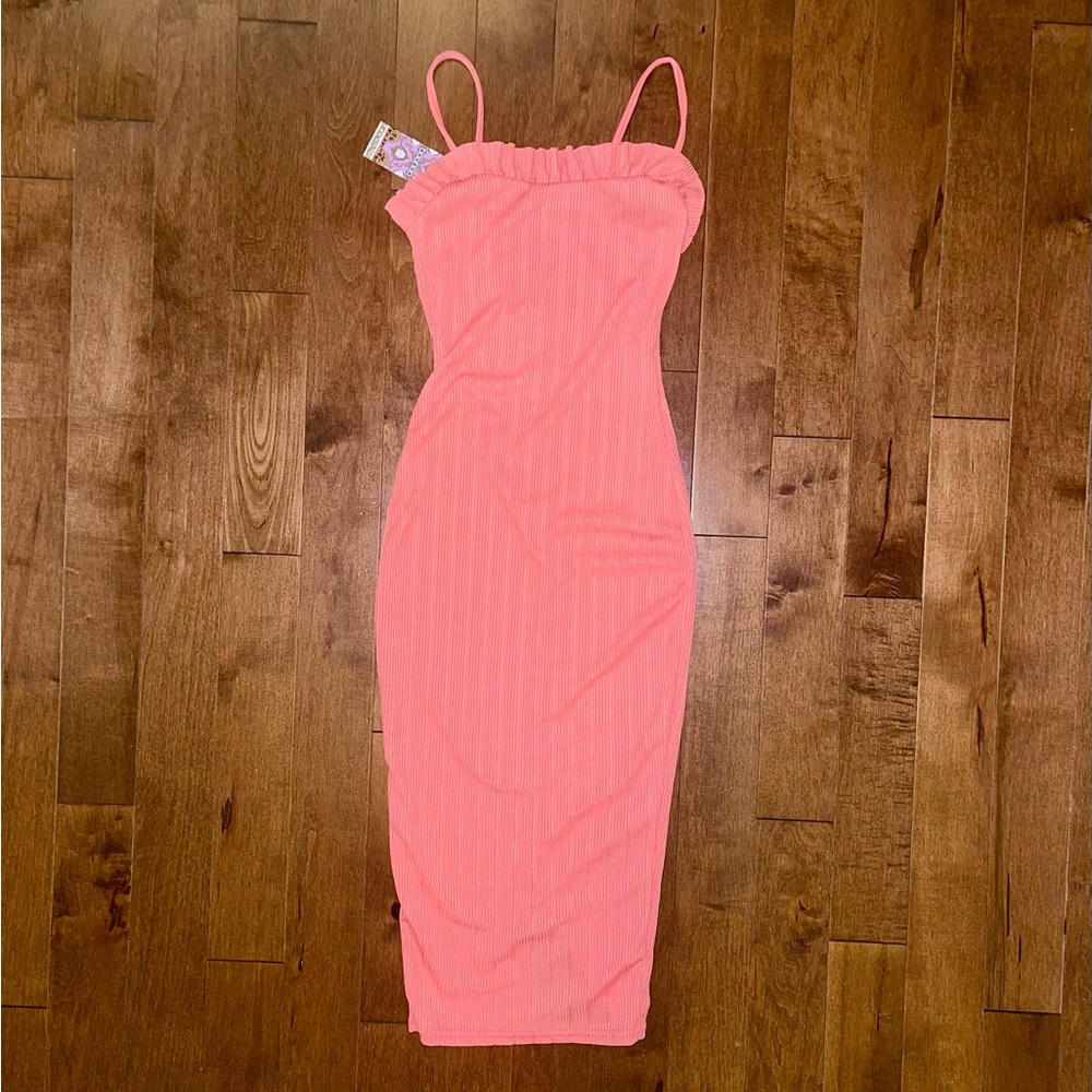 Size 4 fits like an XS Boohoo coral 🪸 long dress